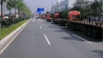 海運(yùn)價(jià)格連跌23周，大量空箱堆積港口！集裝箱物流司機(jī)提前回老家過(guò)年