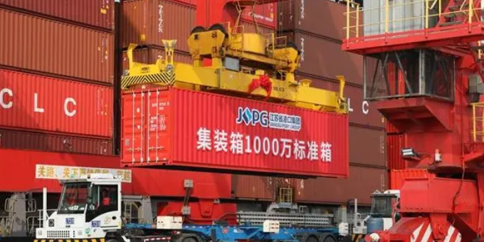 全國(guó)首個(gè)內(nèi)河港口集裝箱年吞吐量超過千萬(wàn)標(biāo)箱